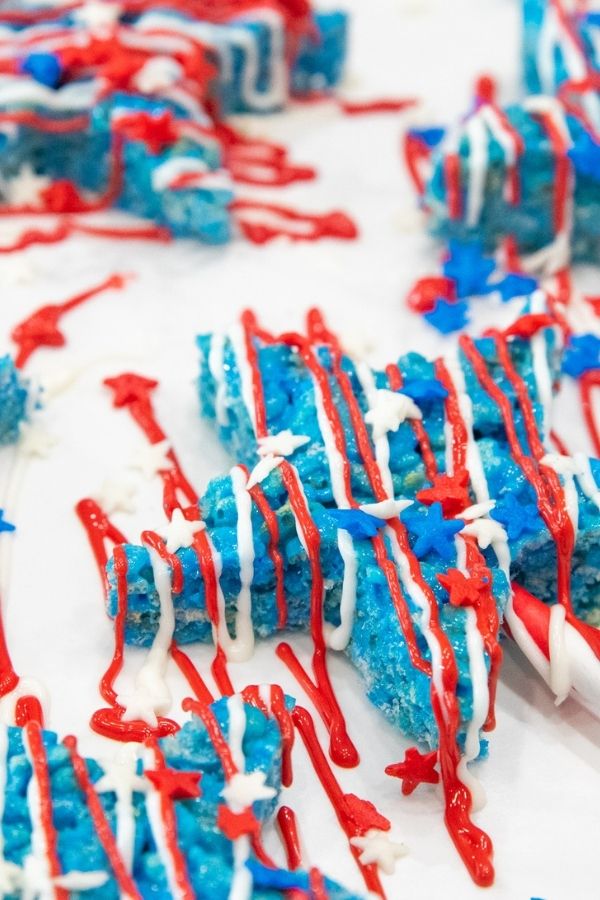 Rice Krispie Treat Pops are a patriotic dessert that doesn't require turning on the oven! An easy and delicious dessert you will love. #passion4savings #star #pop #treat #nobake #4thofjuly #nobaketreat #recipe #ricekrispies #krispy fourth of july dessert ideas