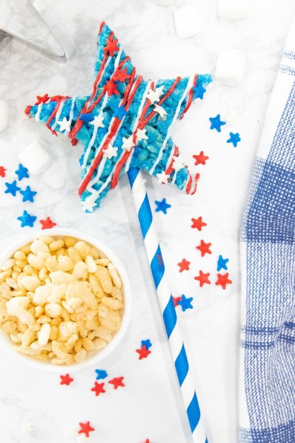 Rice Krispie Treat Pops are a patriotic dessert that doesn't require turning on the oven! An easy and delicious dessert you will love. #passion4savings #star #pop #treat #nobake #4thofjuly #nobaketreat #recipe #ricekrispies #krispy memorial day dessert