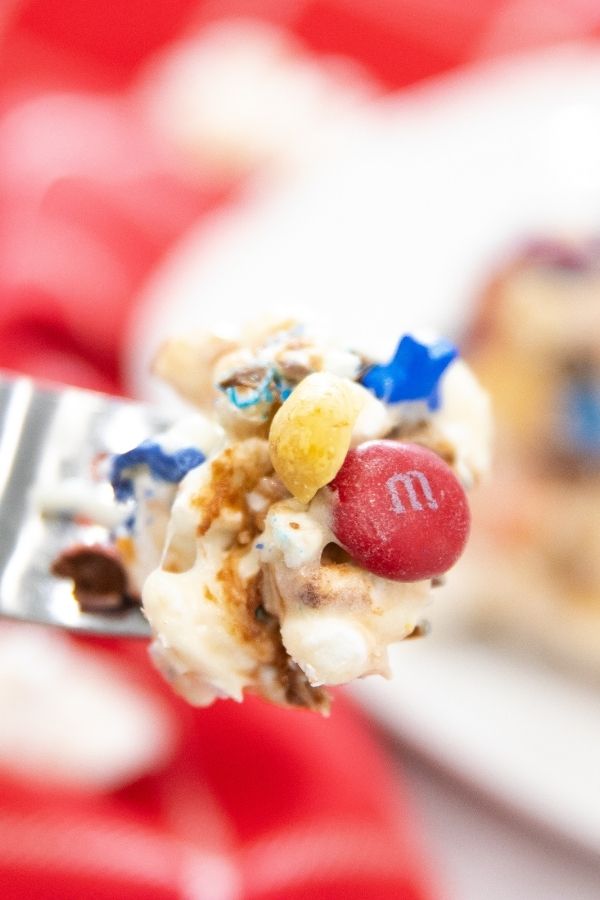 Serve up this delicious sweet patriotic popcorn cake for Memorial day or the 4th of July. An easy no bake dessert to make and serve up. #passion4savings #Popcorn #cake #Nobake #easy #best #homemade #marshmallow #dessert #fun #memorialday summer potluck dessert