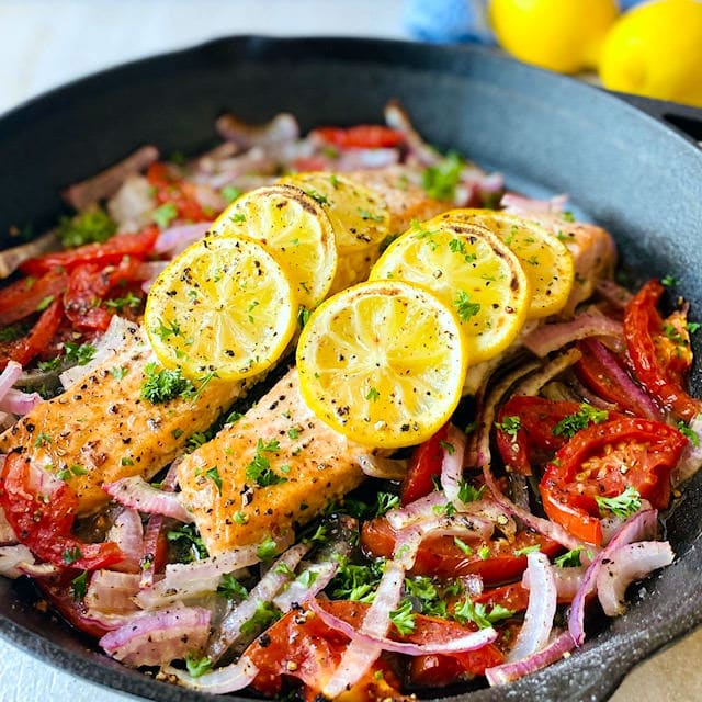 salmon with tomatoes and onions 