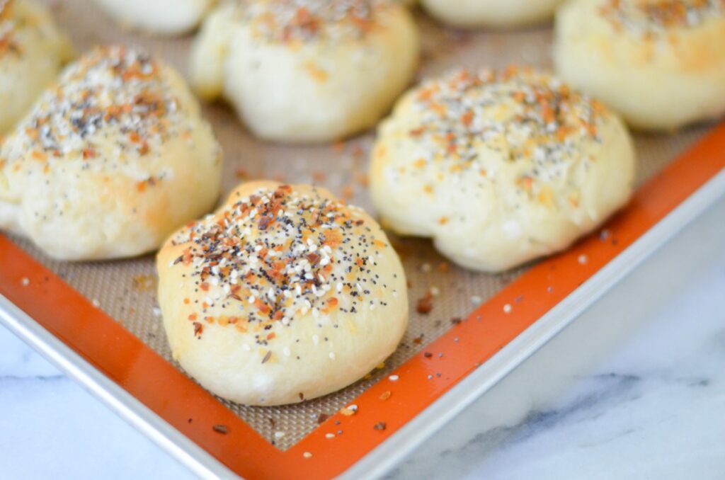 dinner rolls with bagel seasoning on top 