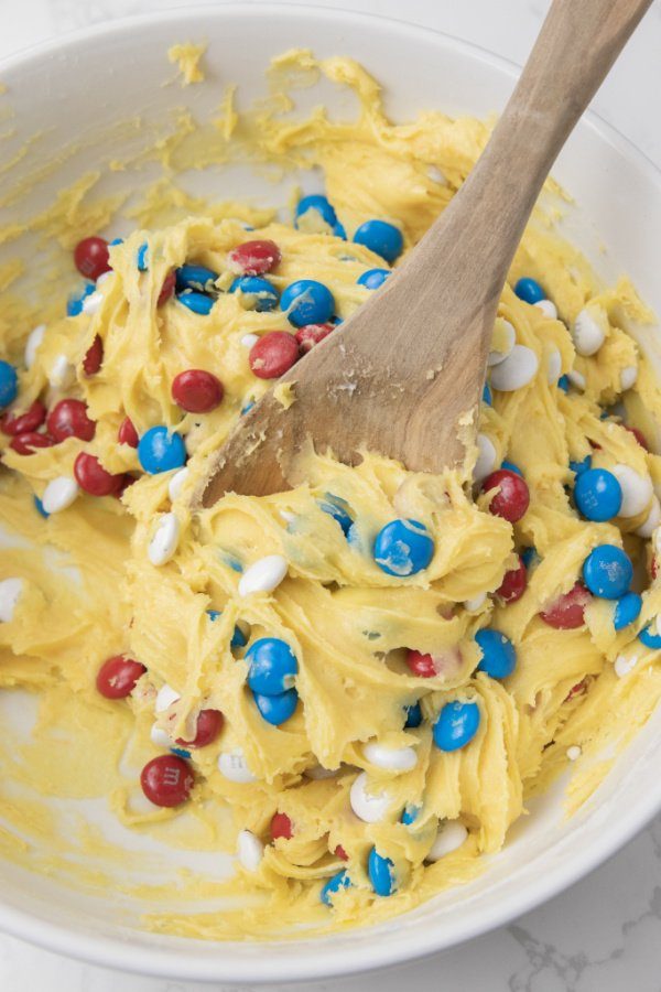 4th of July Cookie Bars take just 4 ingredients to make. Whip these up for your family, friends or your next summer cookout bash you host. #passion4savings #cookies #cookiebars #bars #4thofjuly #patriotic #memorialday #dessert #easy #affordable cake batter cookie bars