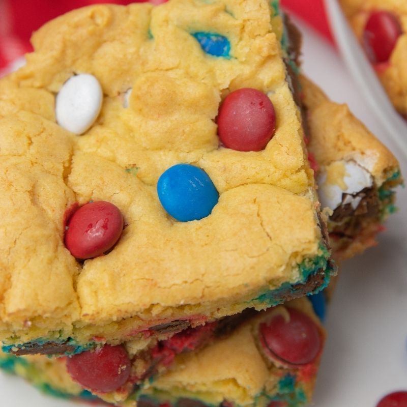 4th of July Cookie Bars take just 4 ingredients to make. Whip these up for your family, friends or your next summer cookout bash you host. #passion4savings #cookies #cookiebars #bars #4thofjuly #patriotic #memorialday #dessert #easy #affordable cookie bars