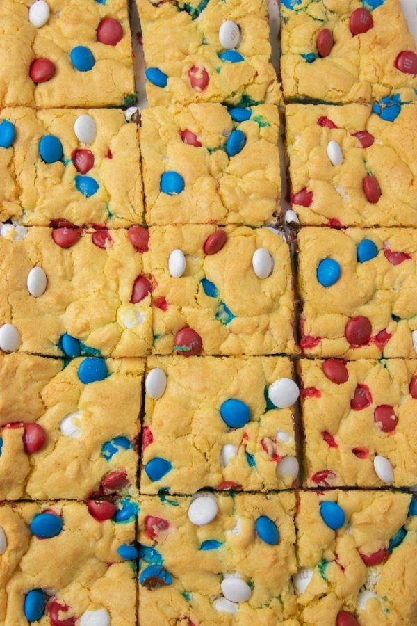 4th of July Cookie Bars take just 4 ingredients to make. Whip these up for your family, friends or your next summer cookout bash you host. #passion4savings #cookies #cookiebars #bars #4thofjuly #patriotic #memorialday #dessert #easy #affordable sliced cookie bars overhead shot