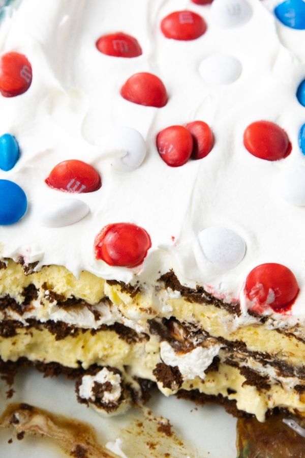 sliced ice cream sandwich cake in pan 