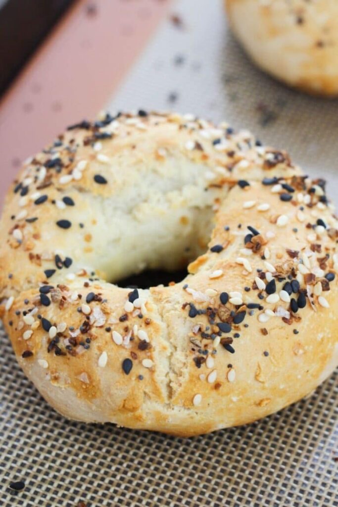 bagel with everything bagel seasoning 