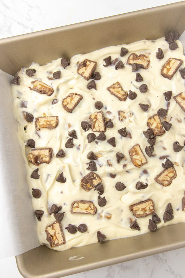 Oreo Snickers Cheesecake Bars are an easy and delicious creamy cheesecake with an Oreo cookie crust. A must make baked cheesecake recipe. #passion4savings #snickers #cheesecake #oreo #crust #dessert #best #homemade #simple #summer cheesecake oreo snickers