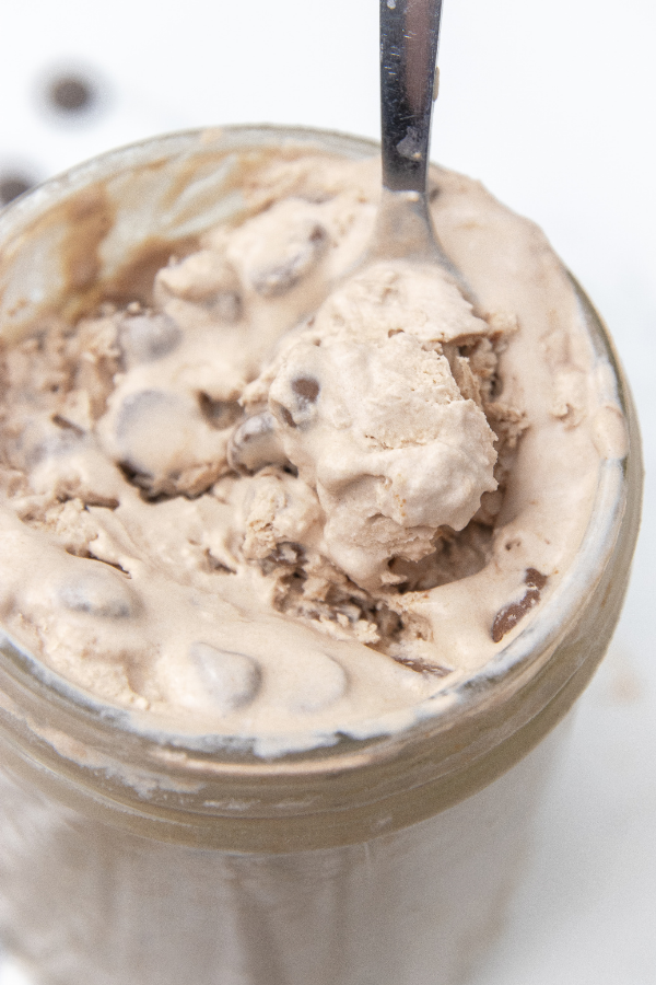 Keto Mason Jar Chocolate Ice Cream is a simple and delicious creamy ice cream recipe. A sugar free keto approved ice cream recipe. #icecream #keto #passion4savings #monkfruit #sugarfree #heavycream #chocolate #dessert #easy spoon in a jar with keto ice cream