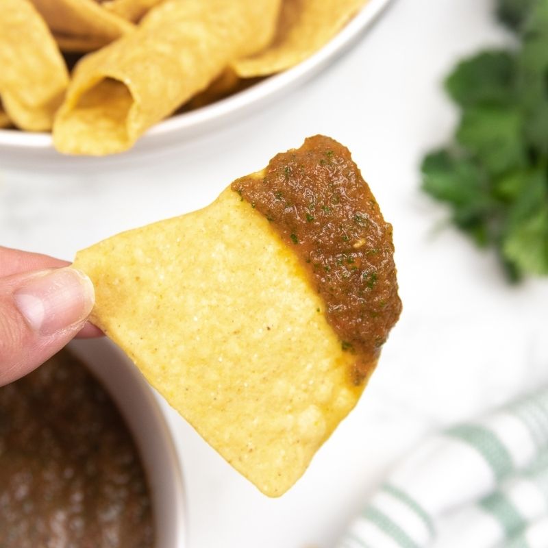 4 ingredient salsa is a quick and easy fresh salsa you can make and serve your family and friends. Quick, easy, and affordable to make. #passion4savings #salsa #4ingredient #cannedtomtaotes #rotel #cilantro #lime #easy #Mexican chip with salsa on chip