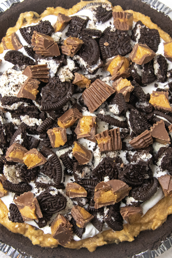 close up of cheesecake in pie pan