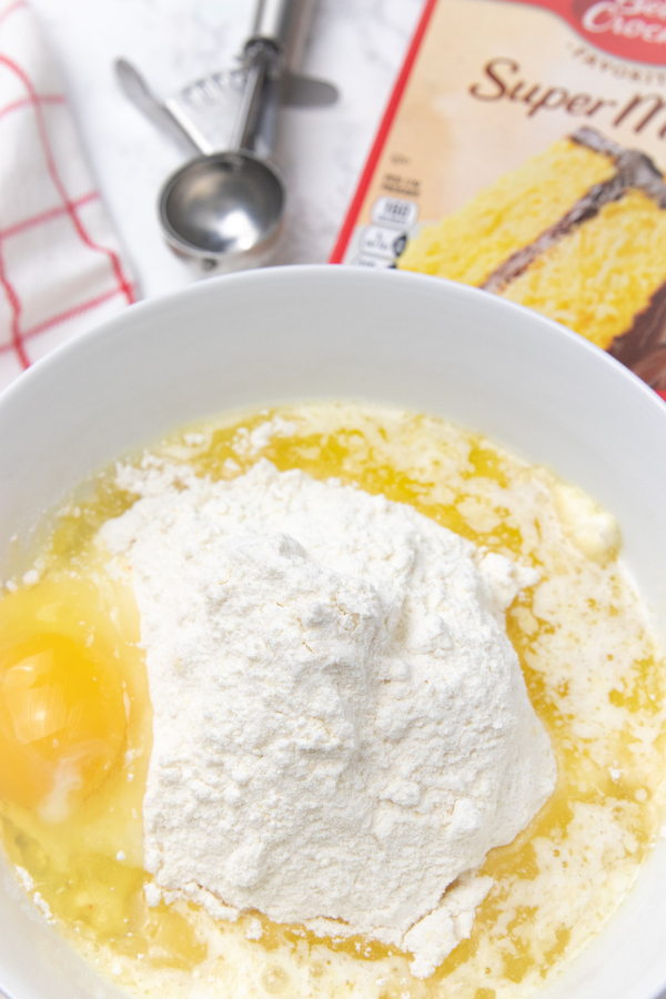 Whip up these cake mix snickerdoodles that take just 5 ingredients to make. A great beginners cookie recipe that is light and fluffy! #passion4savings #cakemix #cookies #snickerdoodles #easy #beginner #baker #holiday #cookieswap #simple cake batter in bowl with cake mix behind it