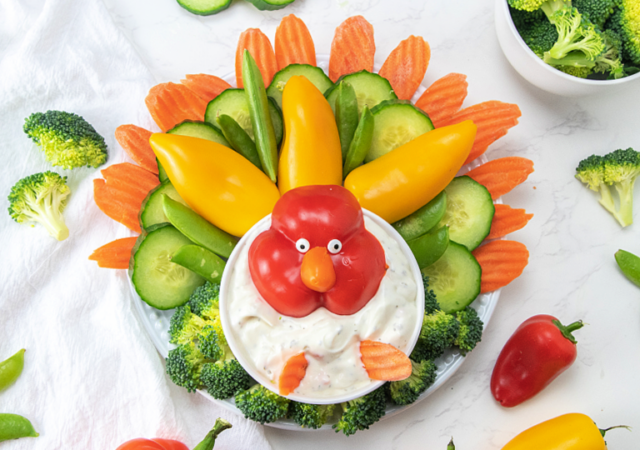 Thanksgiving veggie tray ins shape of turkey on platter