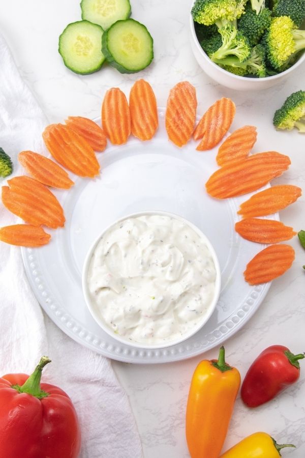 Serve up this festive and fun turkey veggie tray. A tasty Thanksgiving vegetable tray in the shape of a turkey. A kid-friendly snack idea. #passion4savings #thanksgiving #holiday #festive #fun #kidfriendly #vegetable #tray #thanksgiving #snack #cute #healthy Veggie Tray Tutorial