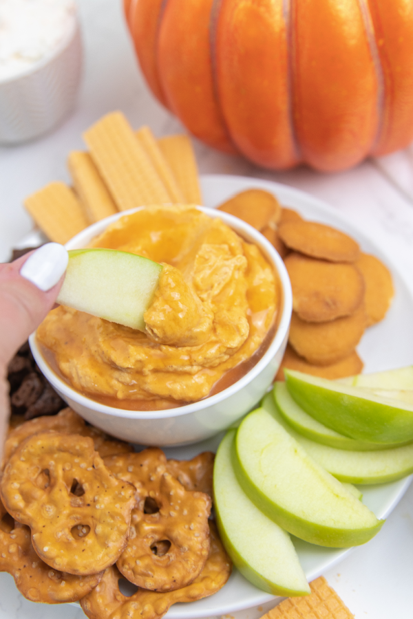 A super simple caramel pumpkin pie cheesecake dip that takes just 4 ingredients to make. Serve this up as a fun party dip for fall! Creamy cheesecake dip flavored with pumpkin and caramel. #passion4savings #caramel #pumpkin #dip #cheesecake #nobake #dessert #partyfood fall fruit dip