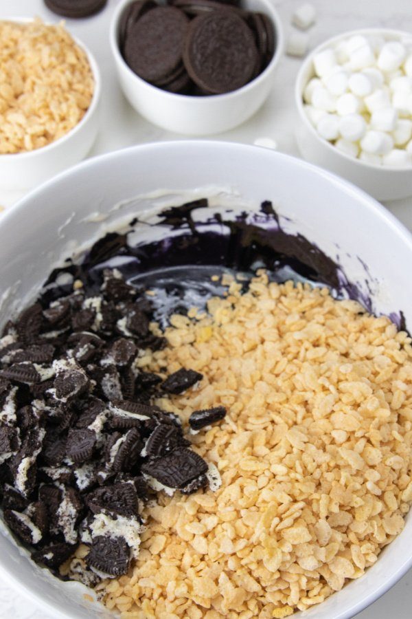 Oreo and rice krispies in bowl 