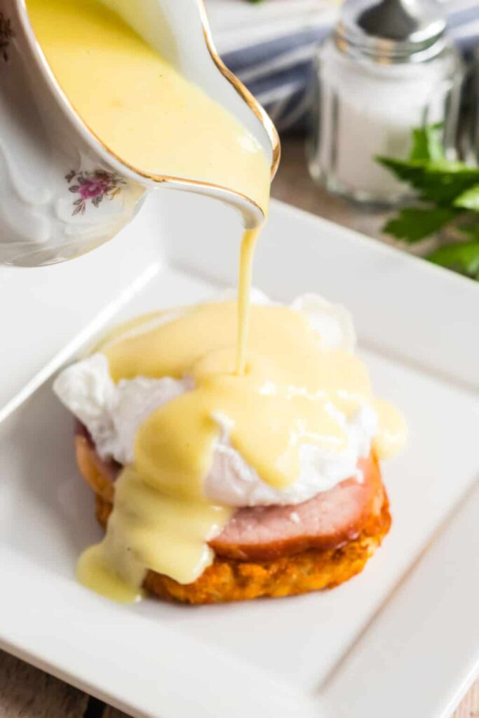 eggs benedict on plate 
