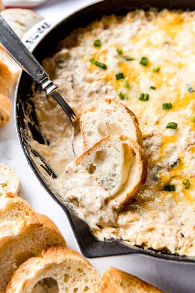hot crab dip with baugettes 