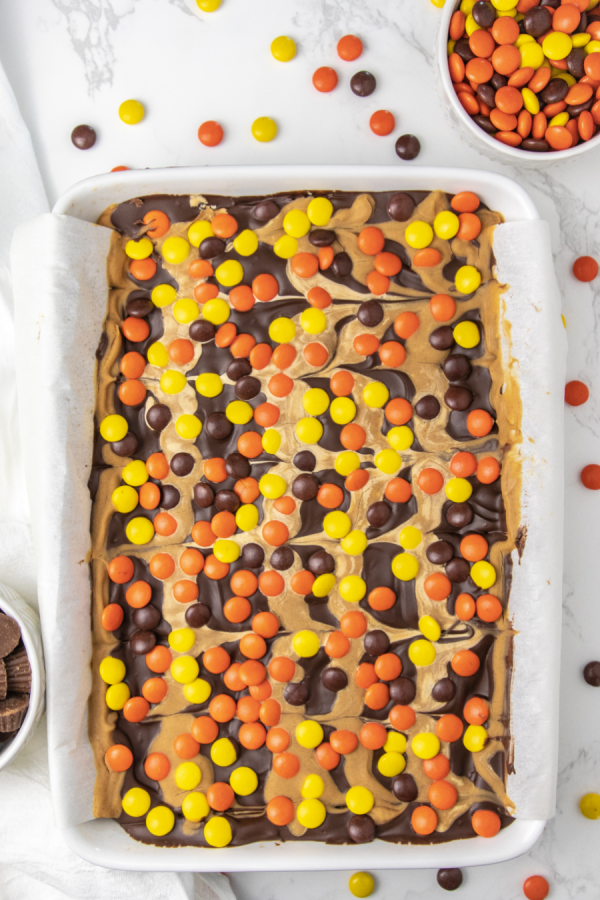 Brownie Reese's Cheesecake Bars is a layered brownie with two types of Reese's inside. A peanut butter and chocolate lovers dessert idea! A must make peanut butter brownie with cheesecake. #passion4savings #peanutbutter #brownie #cheesecake #easy #dessert Reese's dessert