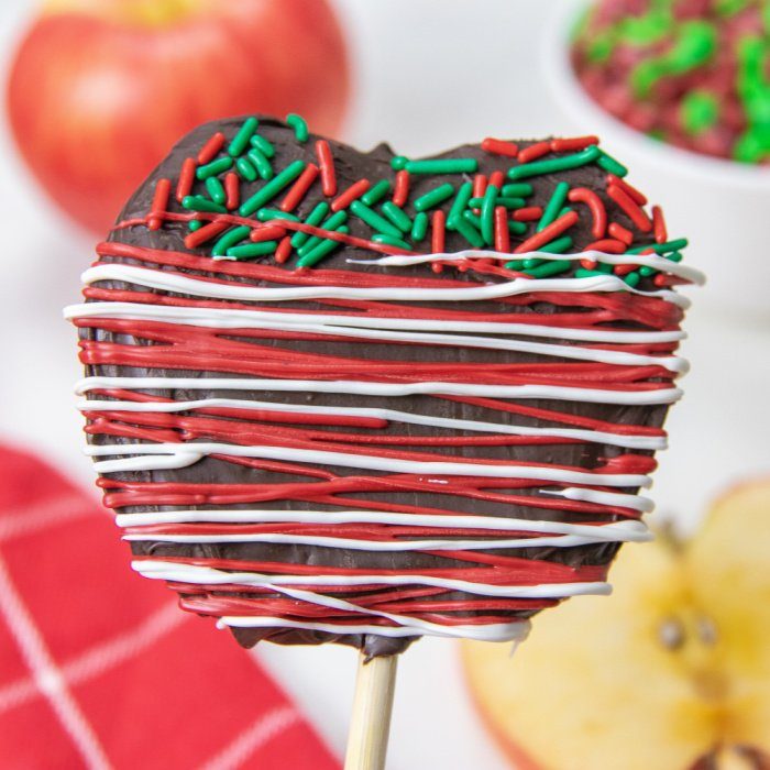Christmas Chocolate Covered Apple Slices are a simple and easy no bake Christmas treat. Sliced apples decorated and ready to eat in minutes. #passion4savings #apples #dessert #christmas #sliced #dipped #chocolate #chocolatecovered #nobake #kidfriendly chocolate covered apples