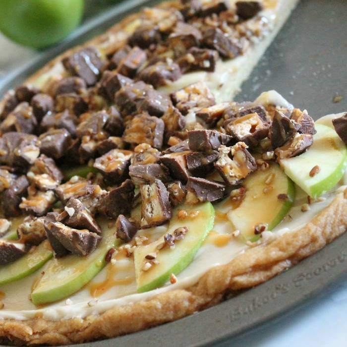 caramel pizza with apples 