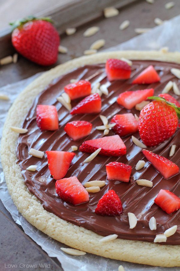 sugar cookie pizza with hazelnut and strawberries on top 