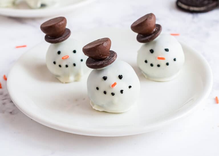 Oreo truffles shaped like snowman 