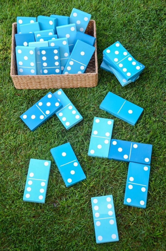 yard dominos 