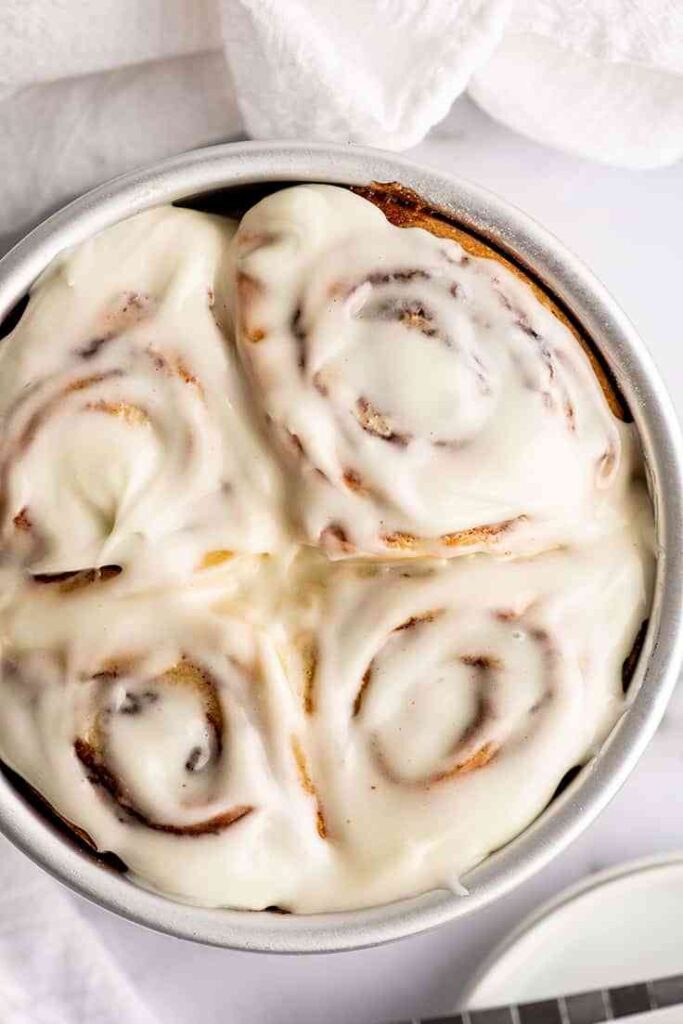 cinnamon rolls in pan 