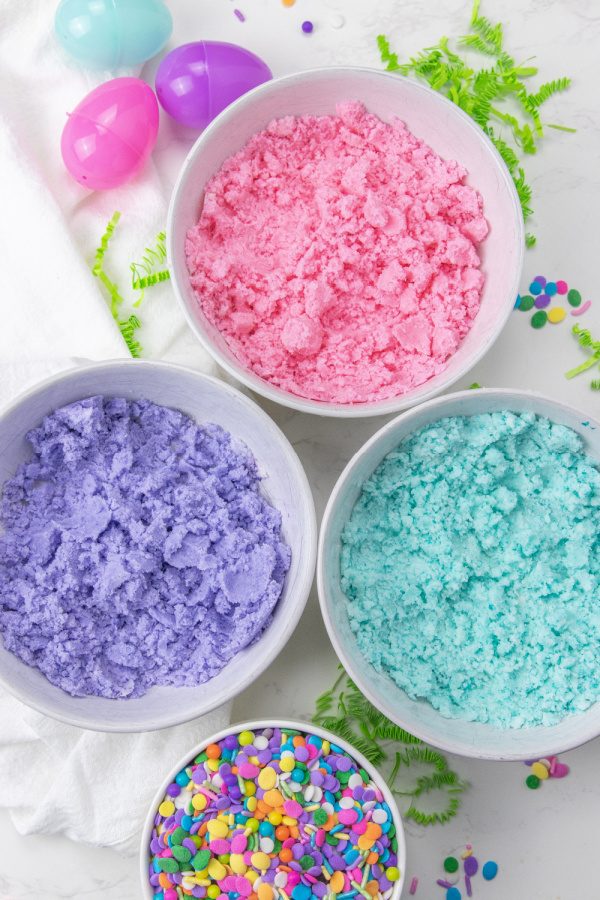 bath bomb mixture in bowls 