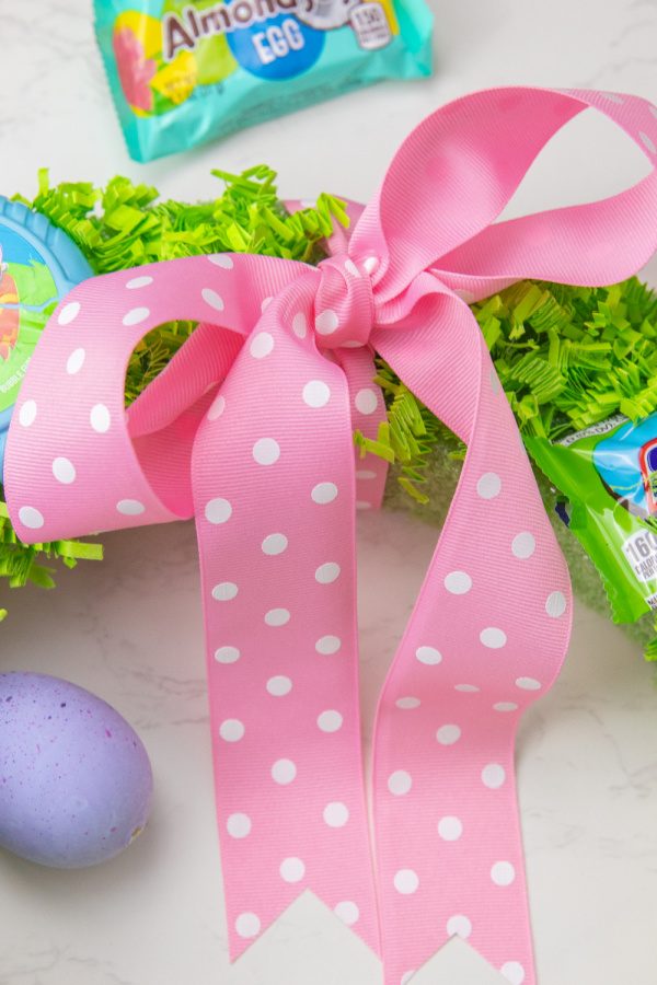 Easter Wreath Gift Idea that is great for teachers, neighbors and more. A fun alternative to an Easter basket you have to try this year. #passion4savings #easter #diy #wreath #giftidea #alternative #easterbasket #teacher #spouse #teen #neighbor spring wreath pink polka dot bow