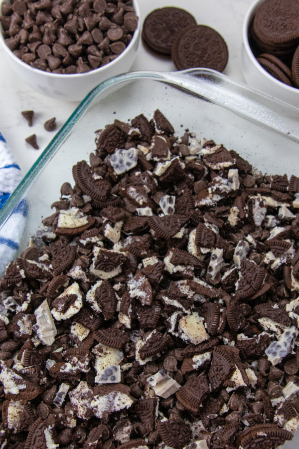 Oreo Magic Bars take minutes to make, and are delicious sweet magic bars. Loaded with cookies and cream bars, Oreos, chocolate chips and more. Give this easy Oreo cookie recipe a try today. #passion4savings #oreo #cookiesandcream #easy #quick #partyfood #dessert magic bars with condensed milk