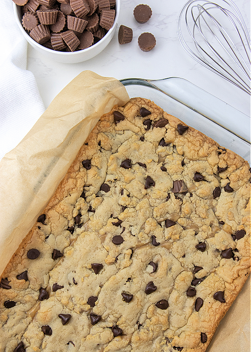 peanut butter cookie bars after coming out of the oven