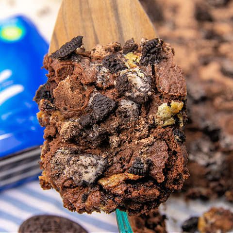 tiktok 5 ingredient oreo dump cake served