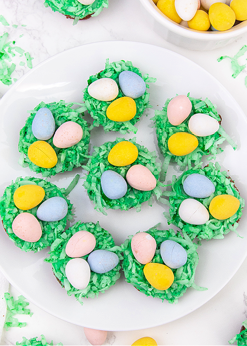 Over 20+ Easter Dessert Recipes that are CUTE and EASY to make for all your holiday occasions! Perfect for egg hunts, Easter dinner, and more. easter nest brownie bites
