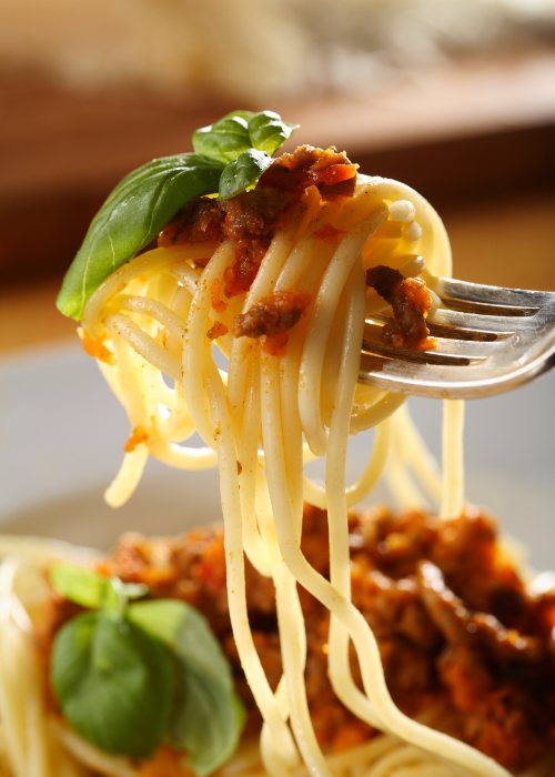 spaghetti with garlic bread 